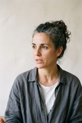 María Rodrigo cruza la sala descalza mientras habla